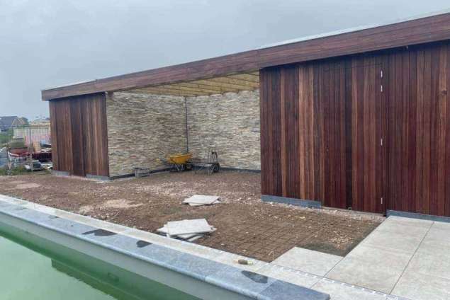 tuinaanleggen voorbeelden berkel enschot zwemvijver keramische tegels oprit met split matten drainge regenwater