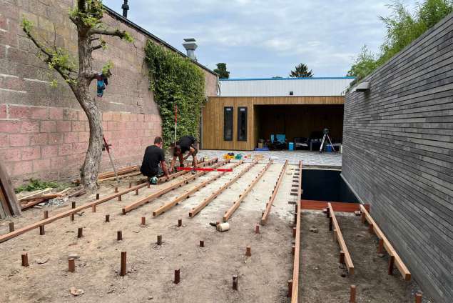 Tuin aanleggen Tilburg kenmerken genieten in een wellness tuin met keramische tegels hardhouten vlonder en een zwemvijver 