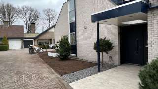 Voortuin aanleggen in Tilburg met witte planten bakken en keramische tegels 