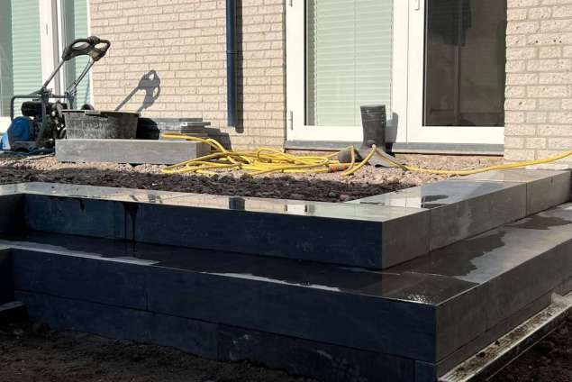 aanleg achtertuin Tilburg keramische tuintegels hovenier