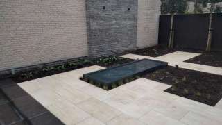 Tuin aanleggen Tilburg met keramische tegels steensstrips