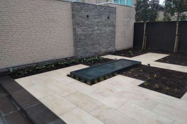 Tuin aanleggen Tilburg met keramische tegels steensstrips