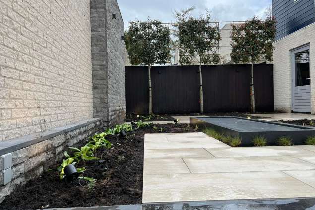 Tuin aanleggen Tilburg met keramische tegels steensstrip