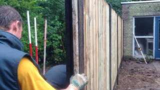 waterpas zetten schutting van betonplaten en houten tuinschermen 21 planks of 23 planks