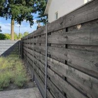 Rijk Worden tentoonstelling Douglas schutting zwarte planken met betonpalen - A van Spelde Hoveniers