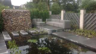 Strakke moderne tuin in Breda, deze tuin ligt in de haagse beemden  regenwulp.