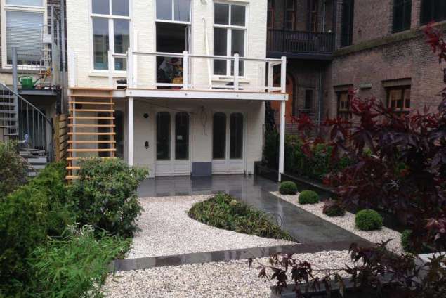 Aanplanten tuin en leggen van keramische tuintegels in Amsterdam