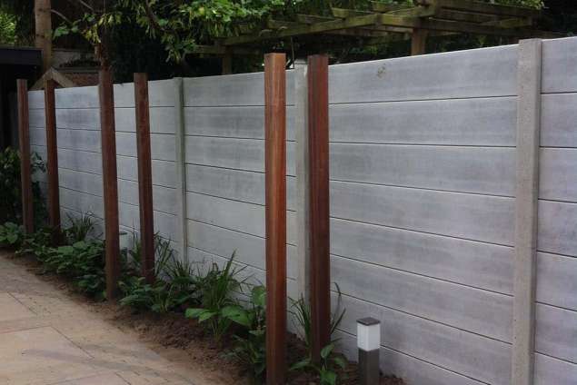 schutting plaatsen van verticale planken, grenen planken gebeits met tuinbeitst, kleur grey wasch, voor een moderne look voor een schutting