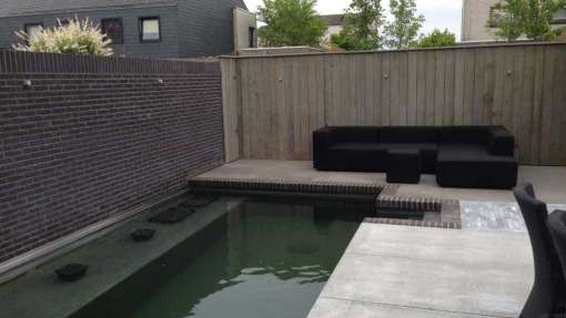 Een trap metselen met bioblokken voor een zwemvijver in Tilburg