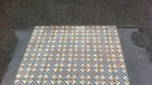 images/30 kermiek tegels/4 keramische tegels combineren met mozaiek stenen-510x287-b99