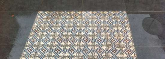 images/30 kermiek tegels/4 keramische tegels combineren met mozaiek stenen-550x197-e3c
