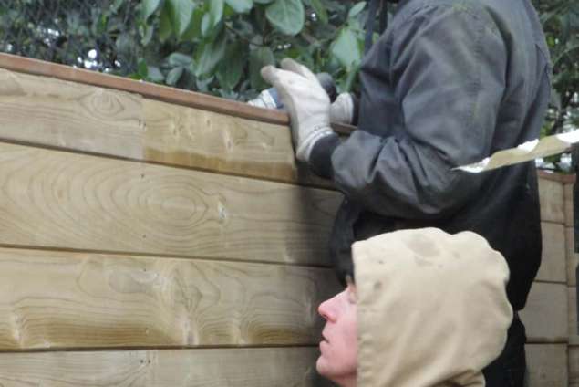 mitchel bezig met een houten schutting in een tuin met de afmeting van 18x8  18*x5 *18 x7  12x5 12x4 12x5.5  11x5 11x6 11x5.5 tuinafmeting tuinontwerp tuinadvies