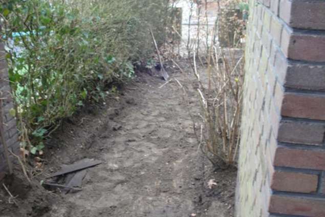 uitgraven voortuin met minigraver hanix 90d het grondwerk dient vakkundig gegraven te worden en dient minimaal 10 tot 15 cm zand onder het straatwerk te liggen