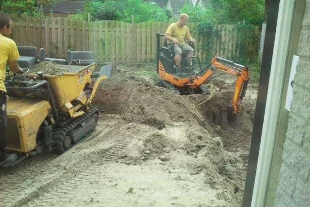 uitgraven van een vijver, uitgraven curnet voor straatwerk in breda eindhoven tilburg hovenier  wat kost een tuin aanleggen, door hoveniersbedrijven
