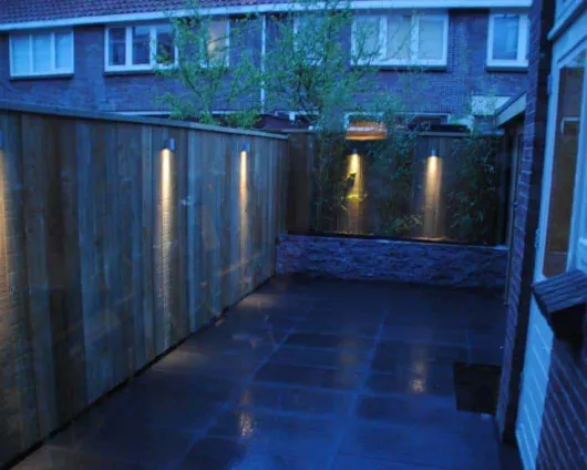 images/jan willem/ledverlichting in een strakke tuin bij nacht-530x424-db2