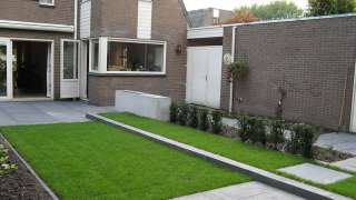 groen gras juiste bemesting, verhoogdegrasveld van 10 cm maairand van schellevis-beton tuinontwerp taxus baccate maat 40/60 en 150/175 met kluit 