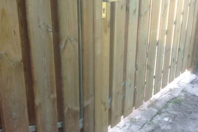 Dubbel tuinpoort van geinpregneerd grenen, de poort is gemaakt op een stalen frame, de planken zijn om en om gemonteerd